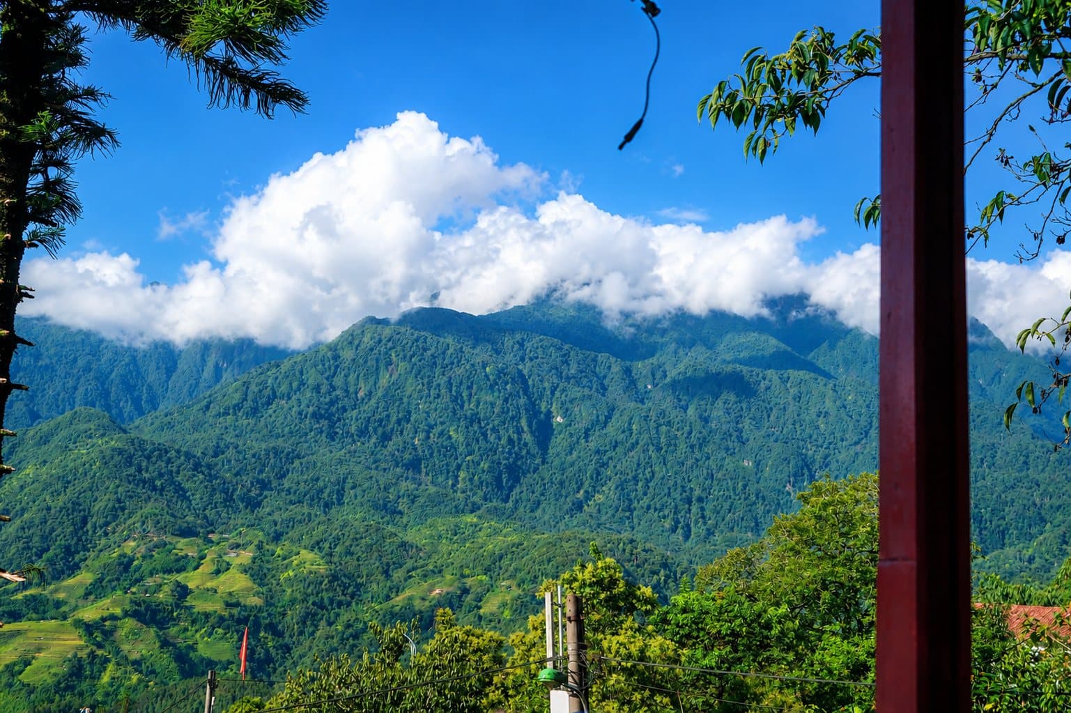 Dãy Hoàng Liên Sơn và mây nhìn từ hiên nhà.